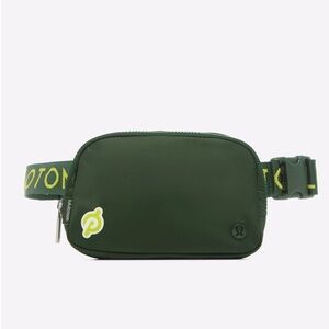 Lululemon x Pelotón Everywhere Belt Bag 1L Tagged Zipper Pockets Canada Logo